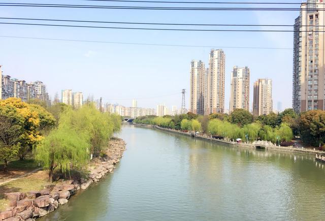 无锡街景-门口的街道和梁溪河
