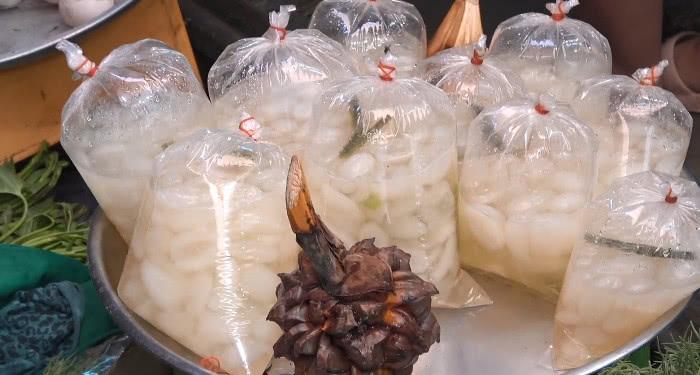 在泰国街头发现长得像“流星锤”的水果,吃起来口感像是在吃果冻