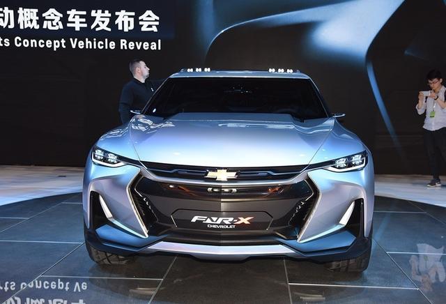 美式全新SUV，哈弗H6、长城VV5被阻挡了道路，电子手刹帅的不行