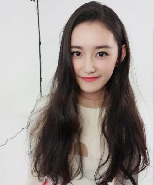 蒋依依五官越长越平面,侧颜像极迪丽热巴,几乎