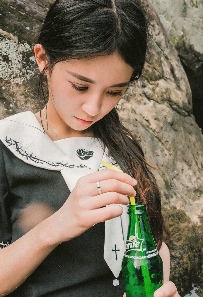 清纯可人养眼美女小溪边清新俏皮甜美迷人写真