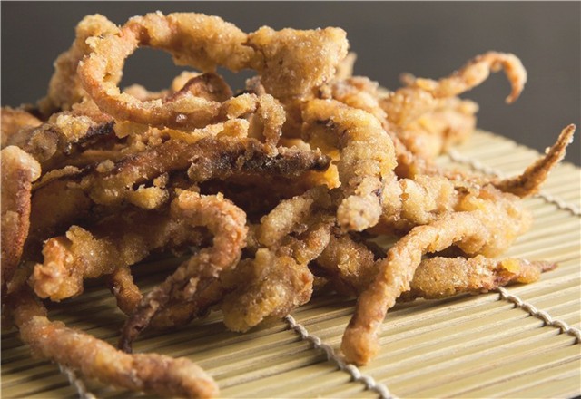 想吃炸鱿鱼须，告诉你方法在家自己做，炸出来外酥里嫩，十分好吃