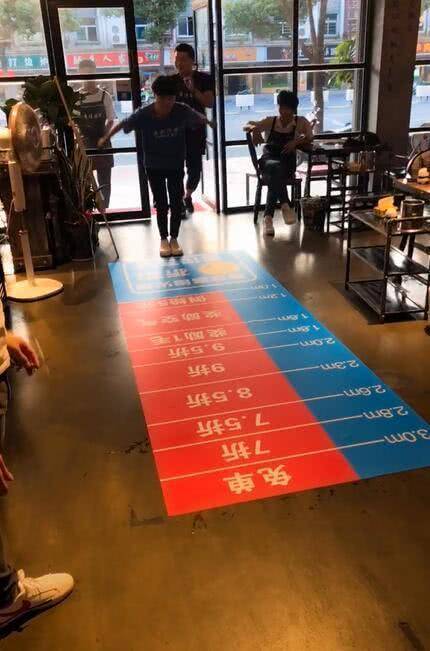 抖音现最奇葩火锅店,食客进店要立定跳远,小