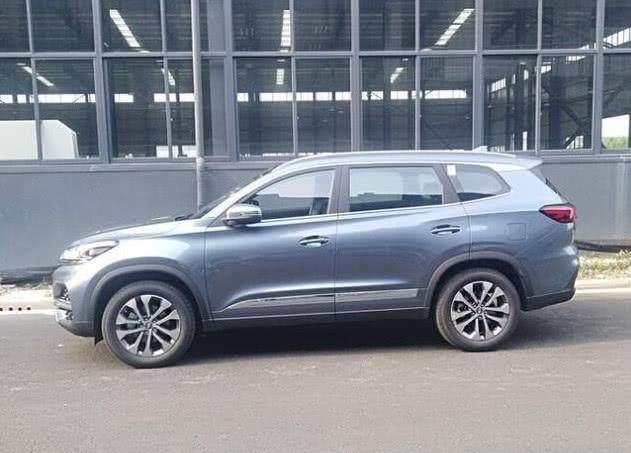 小区楼下偶遇钛金灰色瑞虎8,帅的掉渣,车主:档