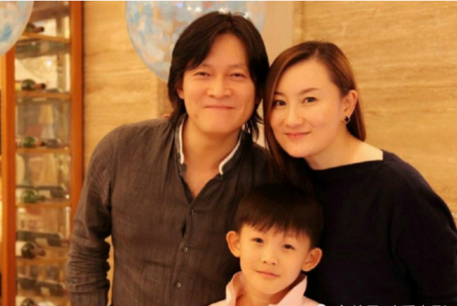 39岁杨志刚近照,长发飘飘自由飞翔,儿子长相出人意料!