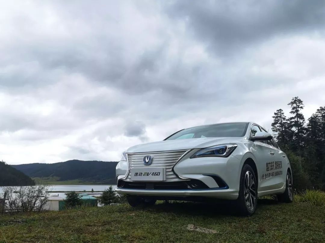 这款电动车续航超400KM,科技配置高,刹车竟成摆设?