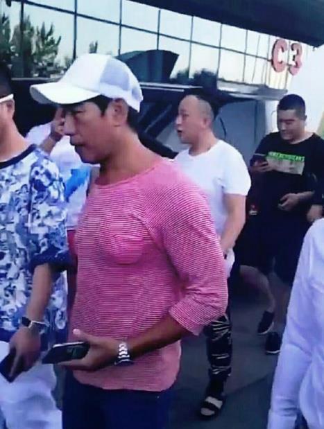 54岁乌鸦哥近照, 胸肌抢镜, 出行座驾比宝马7系还贵