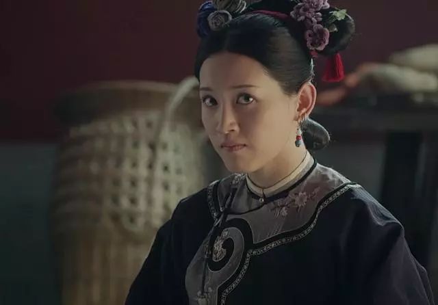 包衣奴才出身的尔晴并不爱傅恒,她曾为上位主