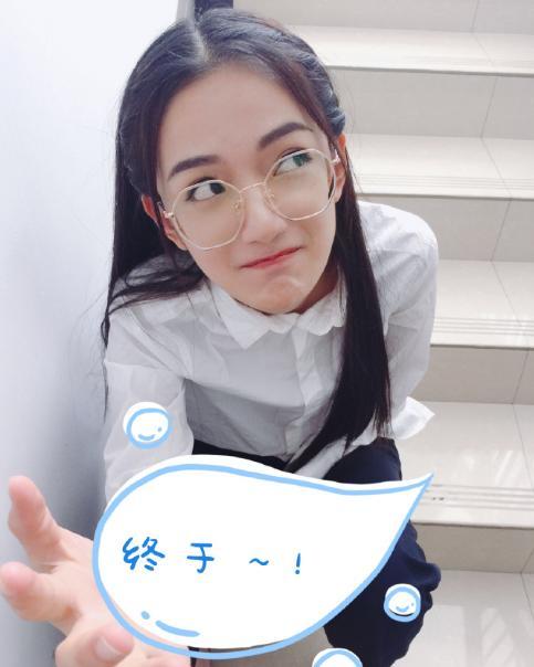 在《延禧攻略》里演青莲，方楚彤逗趣解释“拔指甲”，私下颜值高