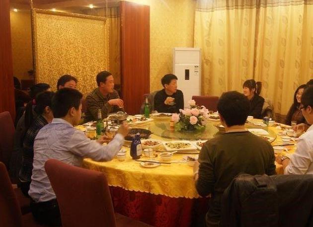 为了业绩他请客户吃饭, 可客户却做了这件事, 网友