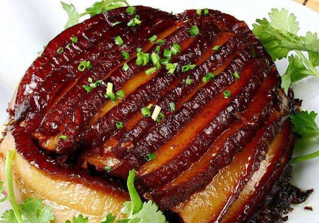 怎么做扣肉和红烧肉才能让肉不柴不腻?70岁老师傅教你做，受教了