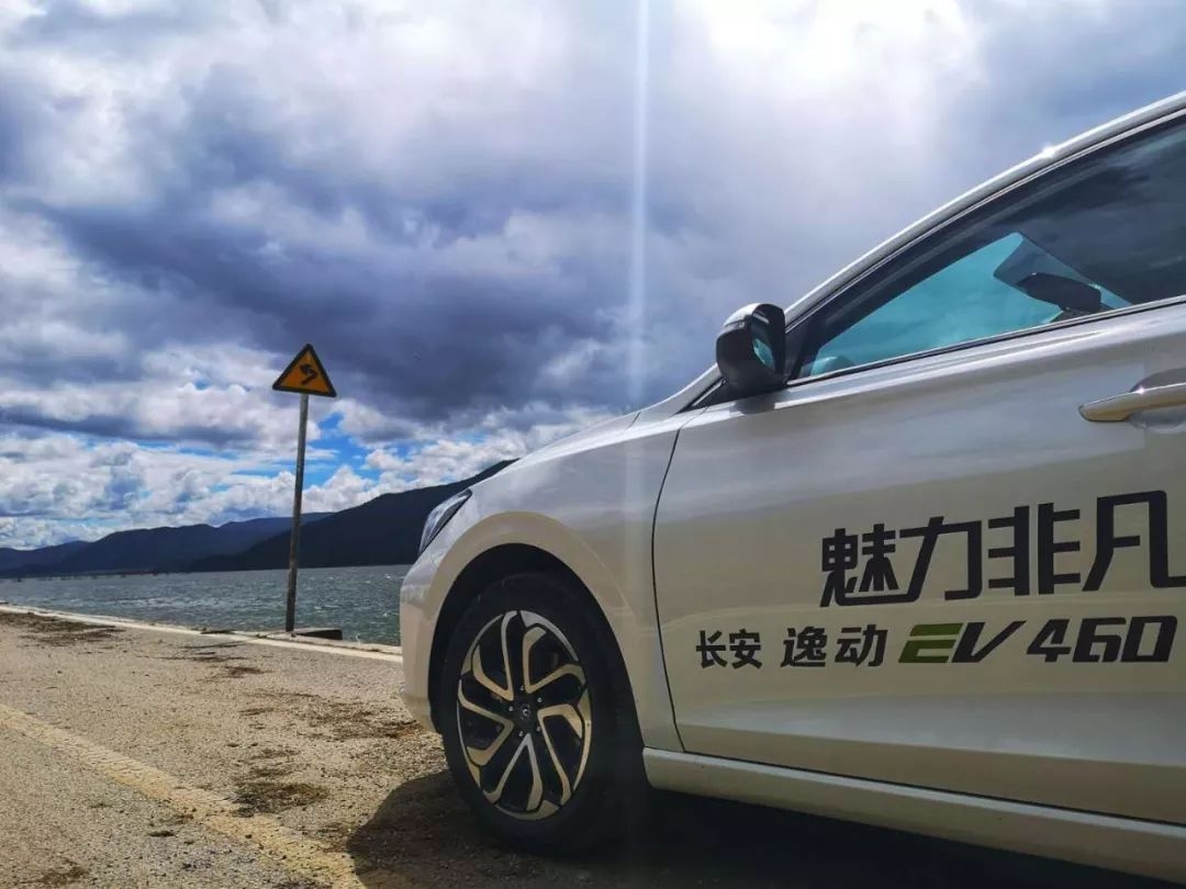 这款电动车续航超400KM,科技配置高,刹车竟成摆设?