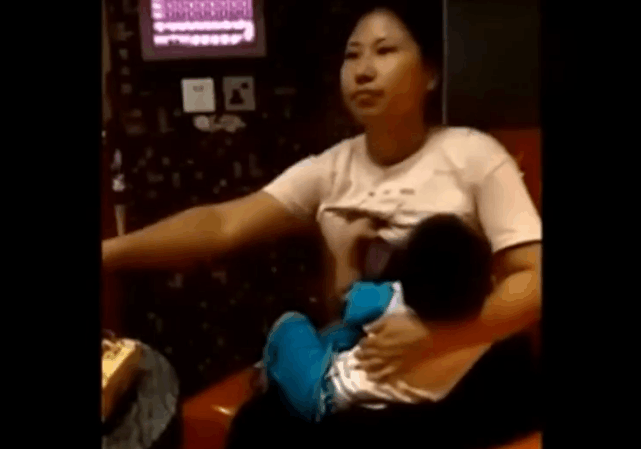 实拍: 女子同学聚会上, 边哺乳边唱歌, 宝宝: 妈妈, 我也要唱