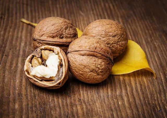 每天吃几颗核桃对心脏最好?总算有答案了,两个