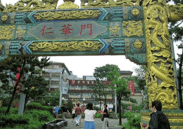 在韩国仁川生活的中国人,韩国人都不敢惹,猜猜