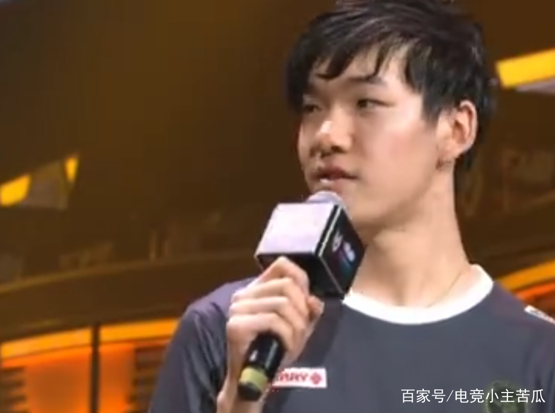 17shou斩获PCPI首鸡,采访时一句话把长腿美女