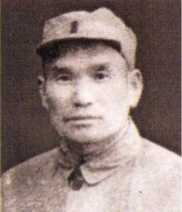 他是红军团长新四军师长，之后，官越做越小进了监狱，活到102岁