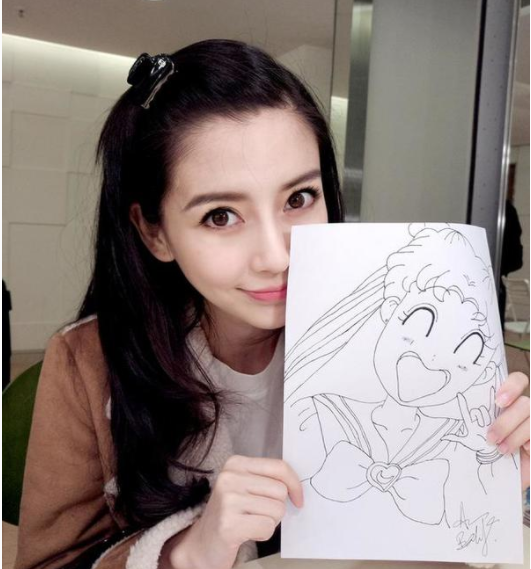 杨颖 杨颖虽然演技遭到不少人的吐槽,但是除了长相惊艳了不少人,但是其画画功底也是令观众眼前一亮。感觉长得好看的女生写字不好,画画应该也不怎么样,可是这句大错特错不全是,杨颖就是这样长得好看,画画却也很好的女生,图中美少女画出了多少人的童年。