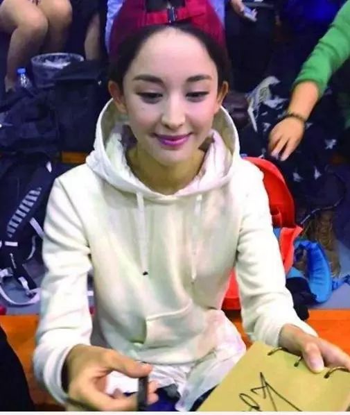 女星都怎么给粉丝签名?关晓彤左右手切换,郑爽