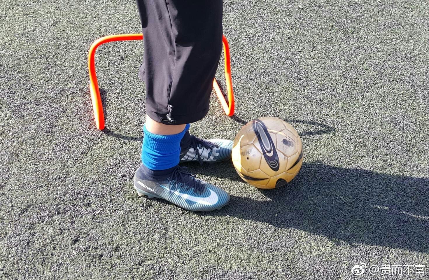 小学生足球训练必须把基础打好