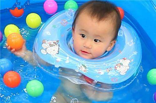 的游泳好不好 你却不知道婴幼儿游泳带脖圈危