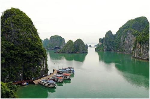 去越南旅游的游客一半是中国人,而越南人对中