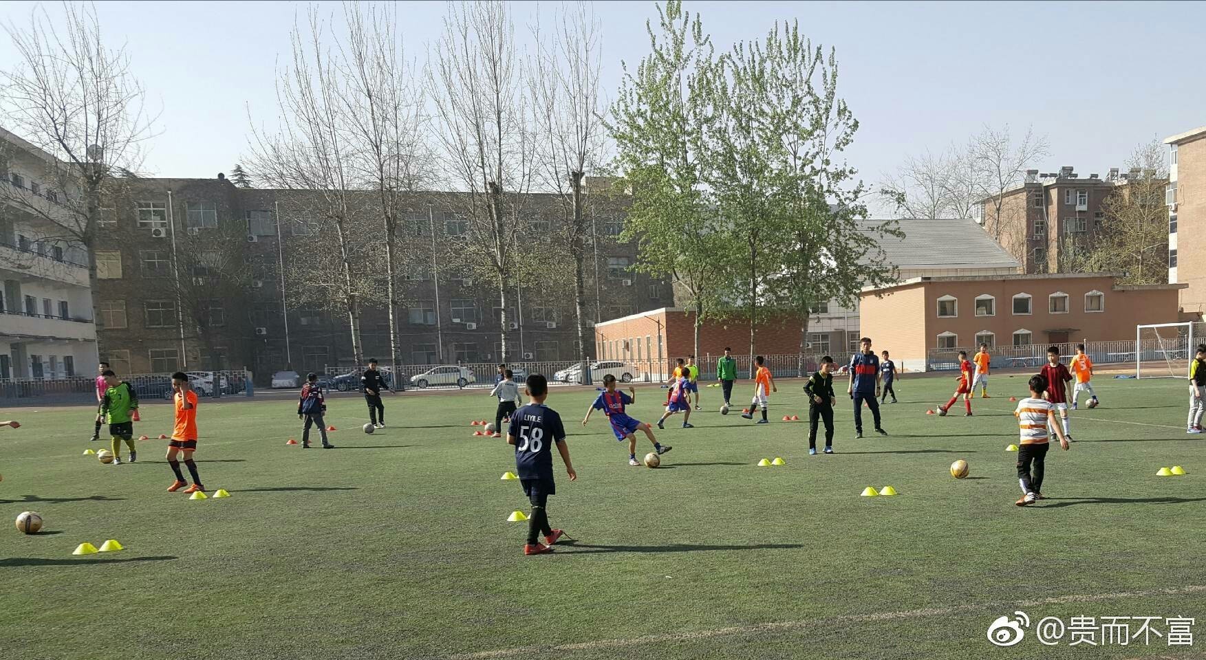 小学生足球训练必须把基础打好