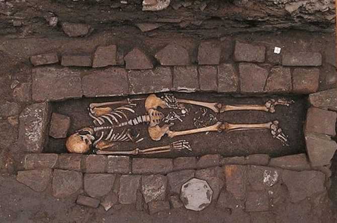 怀孕38周的孕妇被放入棺材,坟墓被挖后考古人员发现胎儿已出世