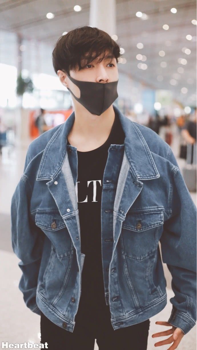 张艺兴戴口罩穿牛仔衣搭配黑色裤子现身机场,