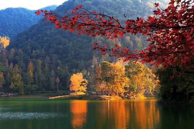 在红枫湖除去自然风光, 还可领略到侗寨苗寨,布依族平寨等民族风情.