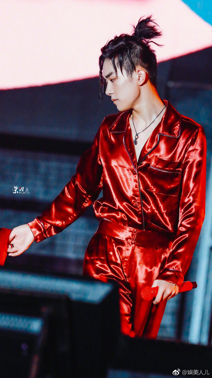 易烊千玺生日红色衬衫