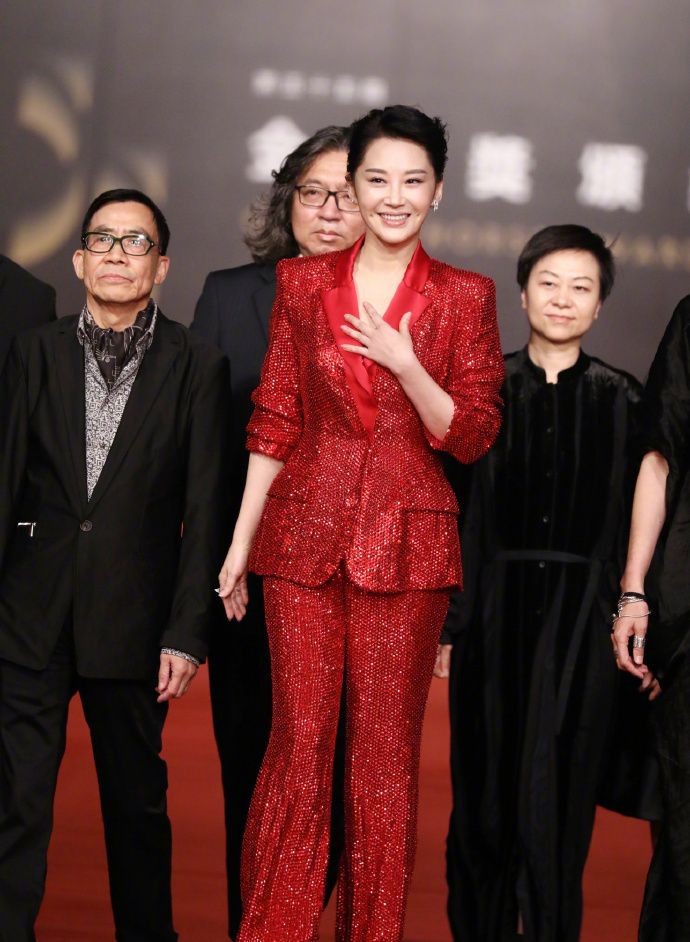 许晴入围金马奖最佳女配角,身穿闪亮红色西服