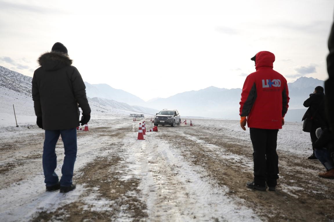 独山子冰雪悬崖边的狂欢——锐界广告拍摄行记