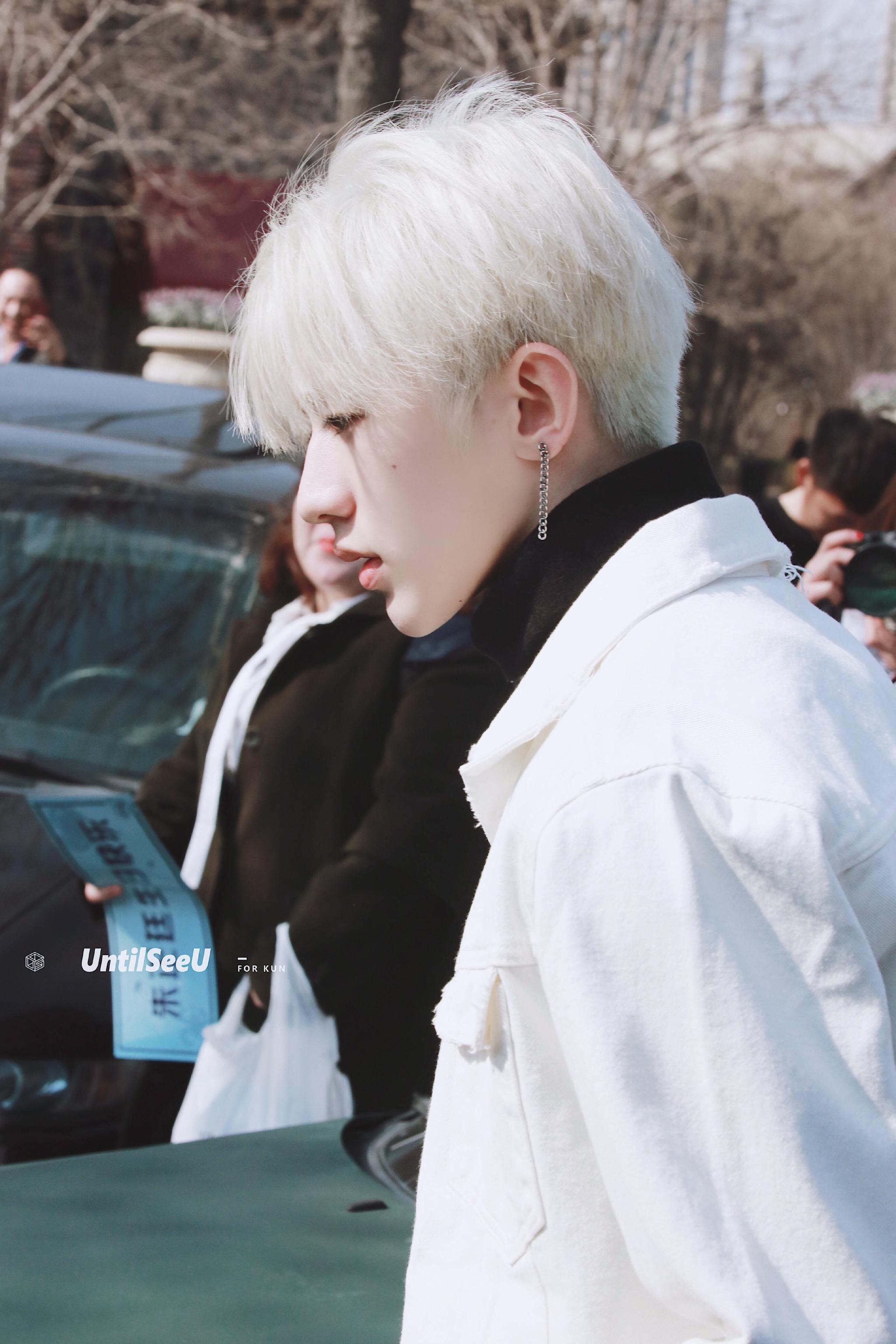 蔡徐坤黑发 or 白发 ?你觉得哪个好看呢我怎么更喜欢白发cr:logo