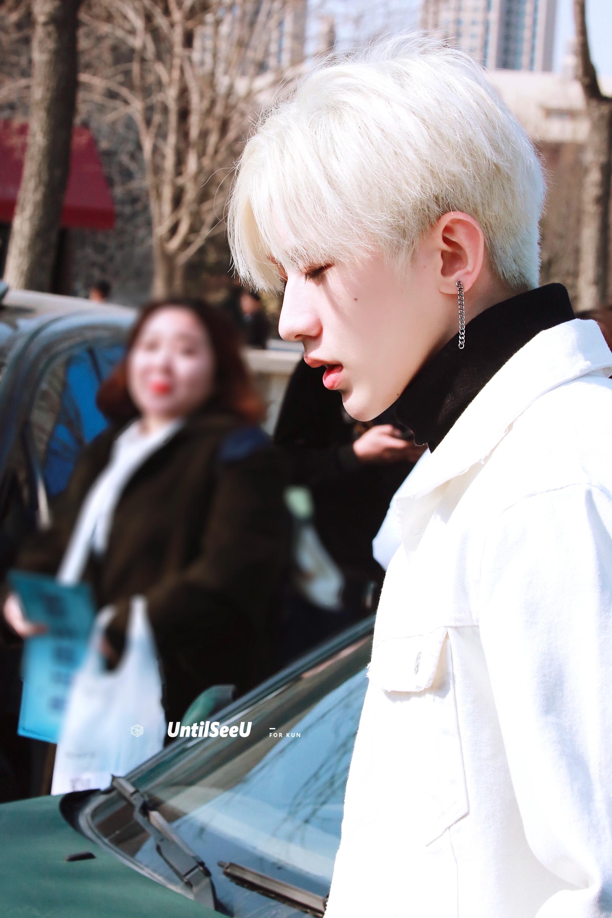 蔡徐坤黑发 or 白发 ?你觉得哪个好看呢我怎么