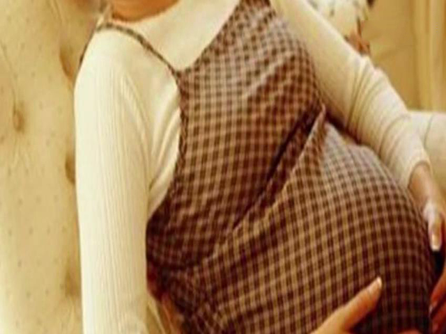 结婚8年不怀孕,女子突然肚子疼,医生的解释:孕妇要生了!