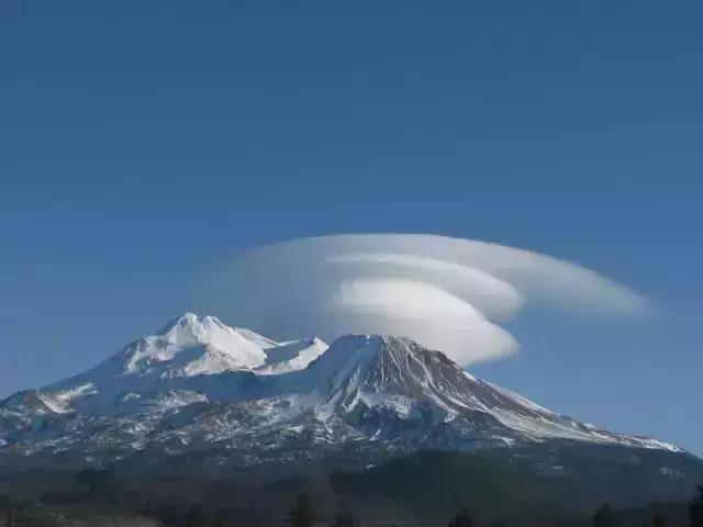 沙斯塔山是北加州境内靠近俄勒冈州边境的一座火山,被誉为加州的富士