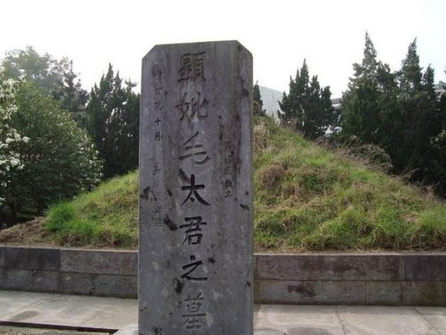 蒋介石前妻被炸死，蒋经国在墓碑上刻7个字，宋美龄看后为何生气