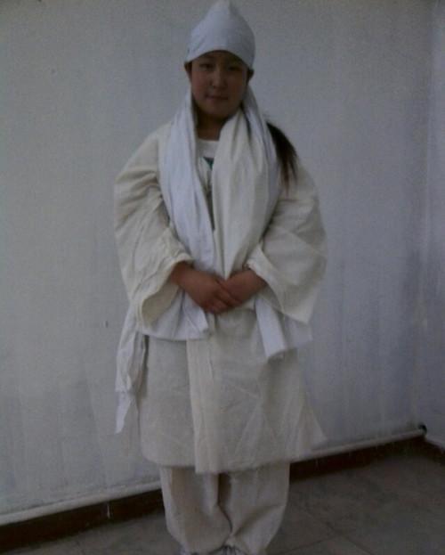 婆婆嫌儿媳生女儿让回娘家坐月子,娘家妈身穿孝服上门,婆家蒙了