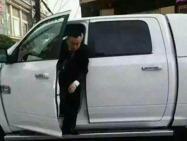 200万道奇现身街头，车主出现的那一刻，竟比豪车还要抢眼！