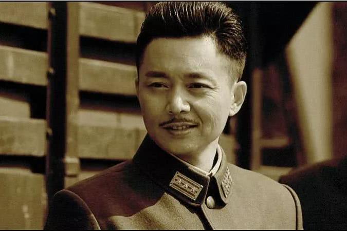 中国首位在拍戏的男演员,曾为张艺谋抄工资条,直到45岁才走红!