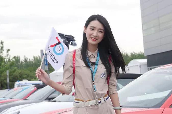 保时捷爷爷70岁大寿发邀请，这么大台风，小涵去还是不去...