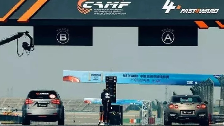 用800米的距离加速到350公里/小时，1500马力的雪佛兰Corvette