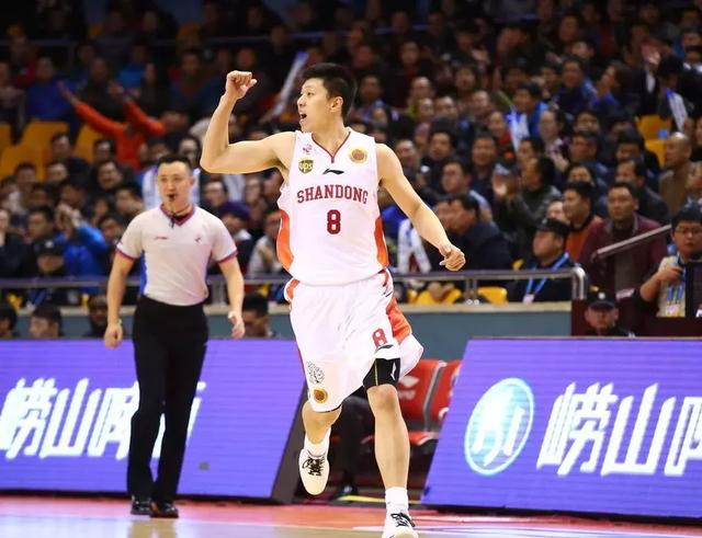 除了李敬宇之外,山东男篮下个赛季重点培养潘宁和朱荣振两名内线球员的意图非常明显,这也就使得球队现有的个别内线球员存在着离队的可能性,其实球队尽早的给年轻球员机会这是正确的选择,因为如果一年又一年的老带新,不仅新的带不出来,老的也已经真老了。不管球队怎么变,下个赛季山东队定是一直崭新的面貌出现在大家面前,我们作为球迷也会誓死不渝的支持球队,不管成绩好坏我们陪你战斗到底。