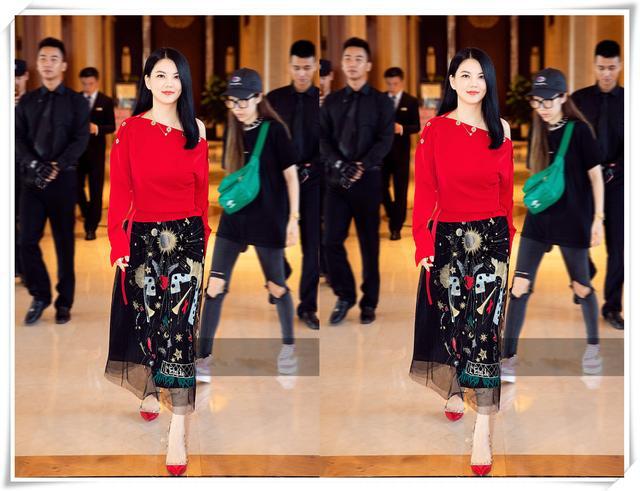 曾经的胖大姐李湘穿半露肩装玩起性感,网友:老