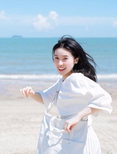 文艺时尚的美女在海边摆拍!