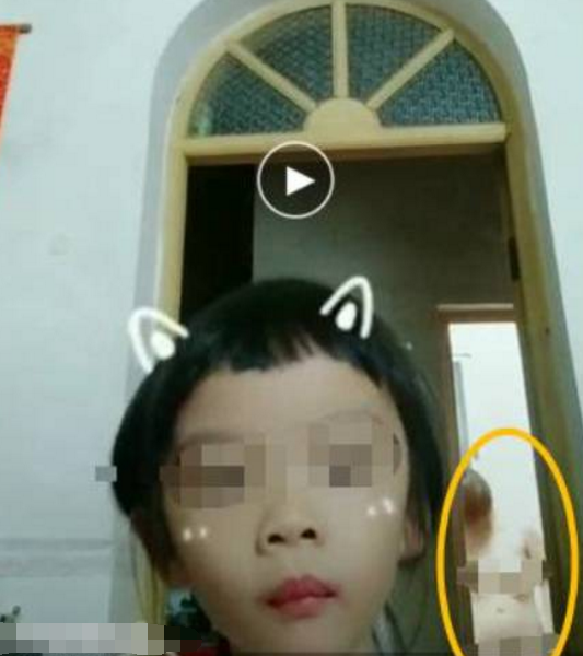 女孩在家拍抖音,却不小心拍到了赤裸着的妈妈