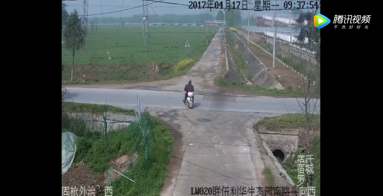 惨！电动车司机过路口往右看了一眼，最后还是选择冲了出去