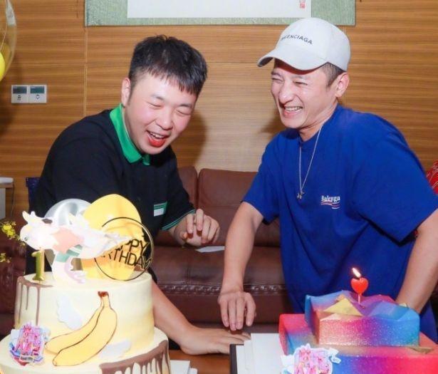 李维嘉过42岁生日,何炅杜海涛零点送祝福,吴昕