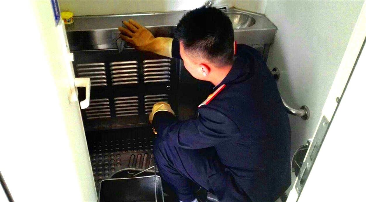火车厕所